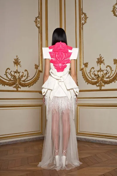Look 16